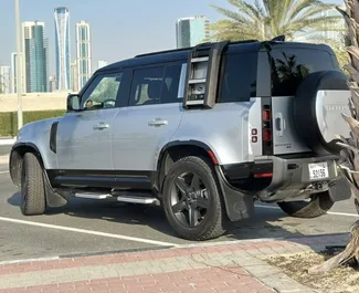 Land Rover Defender 2024 beschikbaar voor verhuur op de internationale luchthaven van Dubai, met een kilometerlimiet van 200 km/dag.