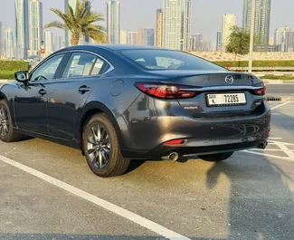 Benzine motor van L van Mazda 6 2023 te huur op de internationale luchthaven van Dubai.