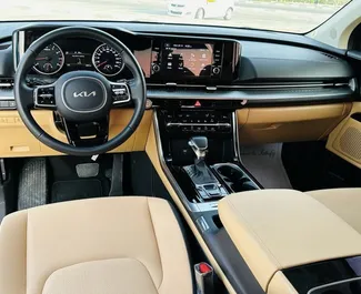 Interieur van Kia Carnival te huur in de VAE. Een geweldige auto met 9 zitplaatsen en een Automatisch transmissie.