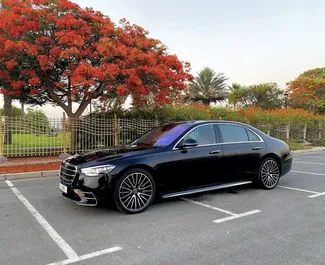 Vooraanzicht van een huurauto Mercedes-Benz S500 op de internationale luchthaven van Dubai, Verenigde Arabische Emiraten ✓ Auto #11563. ✓ Transmissie Automatisch TM ✓ 0 beoordelingen.