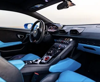 Vooraanzicht van een huurauto Lamborghini Huracan op de internationale luchthaven van Dubai, Verenigde Arabische Emiraten ✓ Auto #11551. ✓ Transmissie Automatisch TM ✓ 0 beoordelingen.