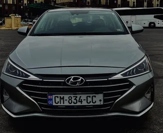 Vooraanzicht van een huurauto Hyundai Elantra op de luchthaven van Tbilisi, Georgië ✓ Auto #11398. ✓ Transmissie Automatisch TM ✓ 0 beoordelingen.