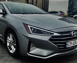 Benzine motor van 2,0L van Hyundai Elantra 2019 te huur op de luchthaven van Tbilisi.