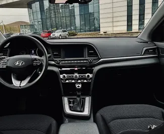 Interieur van Hyundai Elantra te huur in Georgië. Een geweldige auto met 5 zitplaatsen en een Automatisch transmissie.