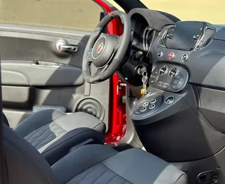 Interieur van Abarth 695 Cabrio te huur in de VAE. Een geweldige auto met 5 zitplaatsen en een Automatisch transmissie.