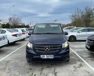 Vooraanzicht van een huurauto Mercedes-Benz Vito op de luchthaven van Tirana, Albanië ✓ Auto #11584. ✓ Transmissie Automatisch TM ✓ 0 beoordelingen.