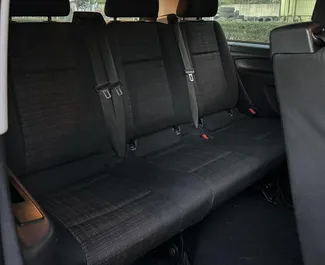 Interieur van Mercedes-Benz Vito te huur in Albanië. Een geweldige auto met 9 zitplaatsen en een Automatisch transmissie.