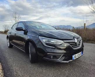 Vooraanzicht van een huurauto Renault Megane op de luchthaven van Tirana, Albanië ✓ Auto #11590. ✓ Transmissie Automatisch TM ✓ 0 beoordelingen.