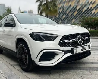 Interieur van Mercedes-Benz GLA220 te huur in de VAE. Een geweldige auto met 5 zitplaatsen en een Automatisch transmissie.