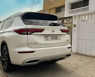 Vooraanzicht van een huurauto Mitsubishi Outlander in Dubai, Verenigde Arabische Emiraten ✓ Auto #11624. ✓ Transmissie Automatisch TM ✓ 0 beoordelingen.