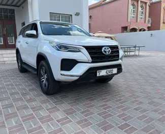 Verhuur Toyota Fortuner. Comfort, SUV Auto te huur in de VAE ✓ Borg van Borg van 500 AED ✓ Verzekeringsmogelijkheden TPL, SCDW, Diefstal.