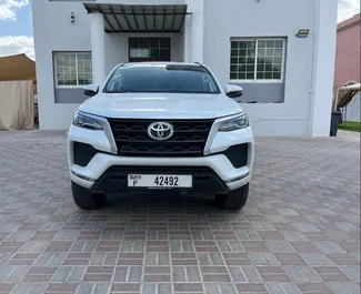 Autohuur Toyota Fortuner 2024 in in de VAE, met Benzine brandstof en 166 pk ➤ Vanaf 235 AED per dag.