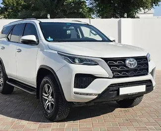 Autohuur Toyota Fortuner 2024 in in de VAE, met Benzine brandstof en 166 pk ➤ Vanaf 235 AED per dag.