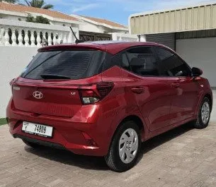 Vooraanzicht van een huurauto Hyundai i10 in Dubai, Verenigde Arabische Emiraten ✓ Auto #11645. ✓ Transmissie Automatisch TM ✓ 0 beoordelingen.