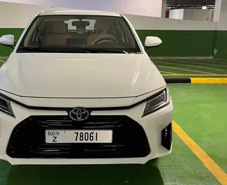 Toyota Yaris Ativ 2023 beschikbaar voor verhuur in Dubai, met een kilometerlimiet van onbeperkt.