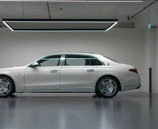 Interieur van Mercedes-Benz S-Class Maybach te huur in de VAE. Een geweldige auto met 4 zitplaatsen en een Automatisch transmissie.