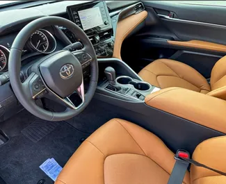 Verhuur Toyota Camry. Comfort, Premium Auto te huur in de VAE ✓ Borg van Borg van 2000 AED ✓ Verzekeringsmogelijkheden TPL.