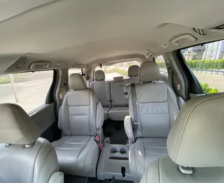 Interieur van Toyota Sienna te huur in Georgië. Een geweldige auto met 8 zitplaatsen en een Automatisch transmissie.