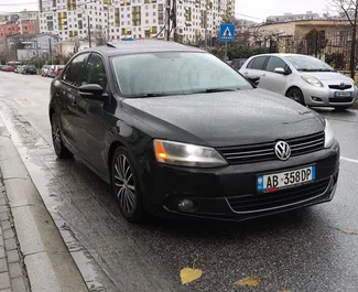 Vooraanzicht van een huurauto Volkswagen Jetta in Durrës, Albanië ✓ Auto #11582. ✓ Transmissie Automatisch TM ✓ 0 beoordelingen.