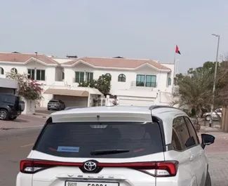 Benzine motor van 1,5L van Toyota Veloz 2024 te huur in Dubai.