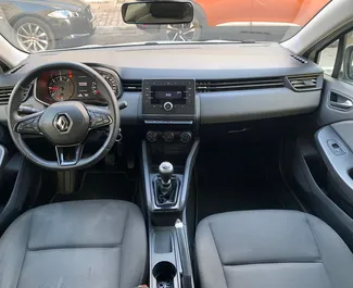 Renault Clio 5 2019 beschikbaar voor verhuur in Budva, met een kilometerlimiet van onbeperkt.