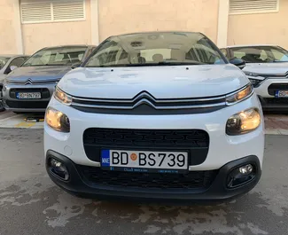 Vooraanzicht van een huurauto Citroen C3 in Budva, Montenegro ✓ Auto #11374. ✓ Transmissie Handmatig TM ✓ 0 beoordelingen.