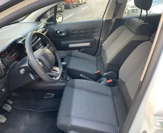 Vooraanzicht van een huurauto Citroen C3 in Budva, Montenegro ✓ Auto #11376. ✓ Transmissie Handmatig TM ✓ 0 beoordelingen.