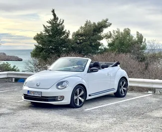 Vooraanzicht van een huurauto Volkswagen Beetle Cabrio in Budva, Montenegro ✓ Auto #11597. ✓ Transmissie Automatisch TM ✓ 0 beoordelingen.