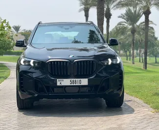 Vooraanzicht van een huurauto BMW X5 op de internationale luchthaven van Dubai, Verenigde Arabische Emiraten ✓ Auto #11561. ✓ Transmissie Automatisch TM ✓ 0 beoordelingen.