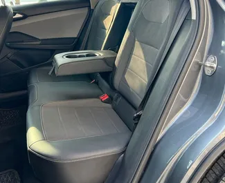 Interieur van Volkswagen Taos te huur in de VAE. Een geweldige auto met 5 zitplaatsen en een Automatisch transmissie.