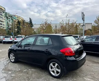 Vooraanzicht van een huurauto Toyota Auris in Tirana, Albanië ✓ Auto #11395. ✓ Transmissie Automatisch TM ✓ 0 beoordelingen.