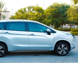 Benzine motor van 4,0L van Mitsubishi Xpander 2023 te huur in Dubai.