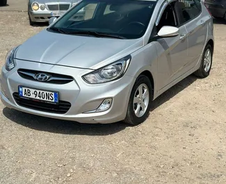 Vooraanzicht van een huurauto Hyundai Accent in Durrës, Albanië ✓ Auto #11527. ✓ Transmissie Automatisch TM ✓ 0 beoordelingen.