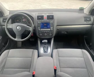 Vooraanzicht van een huurauto Volkswagen Golf 5 in Tirana, Albanië ✓ Auto #4472. ✓ Transmissie Automatisch TM ✓ 0 beoordelingen.