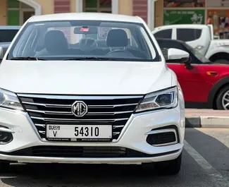 Vooraanzicht van een huurauto MG 5 in Dubai, Verenigde Arabische Emiraten ✓ Auto #11453. ✓ Transmissie Automatisch TM ✓ 0 beoordelingen.