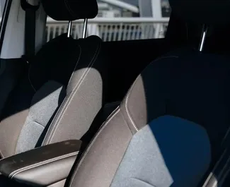 Chevrolet Captiva 2023 beschikbaar voor verhuur in Dubai, met een kilometerlimiet van onbeperkt.