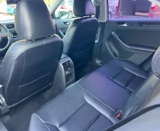 Interieur van Volkswagen Jetta te huur in Albanië. Een geweldige auto met 5 zitplaatsen en een Automatisch transmissie.