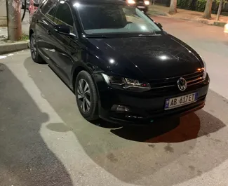 Vooraanzicht van een huurauto Volkswagen Polo op de luchthaven van Tirana, Albanië ✓ Auto #11502. ✓ Transmissie Automatisch TM ✓ 0 beoordelingen.