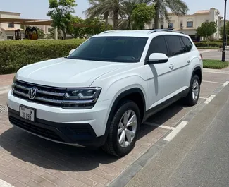 Vooraanzicht van een huurauto Volkswagen Atlas in Dubai, Verenigde Arabische Emiraten ✓ Auto #11380. ✓ Transmissie Automatisch TM ✓ 0 beoordelingen.