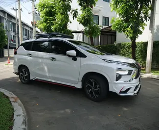 Vooraanzicht van een huurauto Mitsubishi Xpander op luchthaven Bangkok Don Muang, Thailand ✓ Auto #11831. ✓ Transmissie Automatisch TM ✓ 0 beoordelingen.