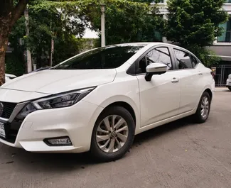 Vooraanzicht van een huurauto Nissan Almera op luchthaven Bangkok Don Muang, Thailand ✓ Auto #11825. ✓ Transmissie Automatisch TM ✓ 0 beoordelingen.