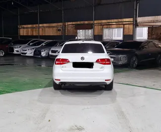 Volkswagen Jetta 2015 beschikbaar voor verhuur op de luchthaven van Tirana, met een kilometerlimiet van 500 km/dag.