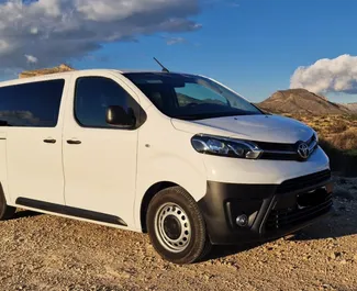 Vooraanzicht van een huurauto Toyota Proace Verso in Alicante, Spanje ✓ Auto #11741. ✓ Transmissie Handmatig TM ✓ 0 beoordelingen.