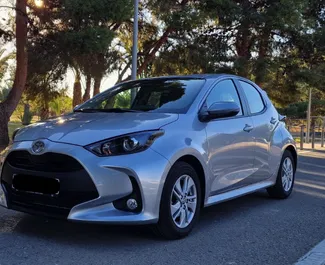 Vooraanzicht van een huurauto Toyota Yaris in Alicante, Spanje ✓ Auto #11743. ✓ Transmissie Automatisch TM ✓ 0 beoordelingen.