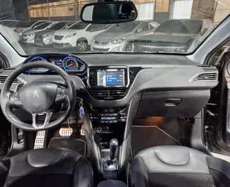 Interieur van Peugeot 208 te huur in Albanië. Een geweldige auto met 5 zitplaatsen en een Automatisch transmissie.