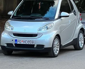 Vooraanzicht van een huurauto Smart Fortwo in Budva, Montenegro ✓ Auto #9846. ✓ Transmissie Automatisch TM ✓ 0 beoordelingen.