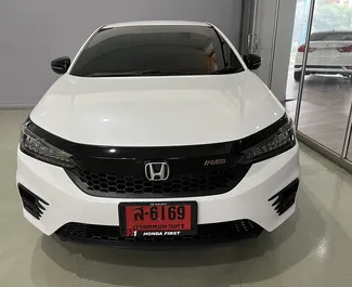 Vooraanzicht van een huurauto Honda City op luchthaven Bangkok Don Muang, Thailand ✓ Auto #11817. ✓ Transmissie Automatisch TM ✓ 0 beoordelingen.