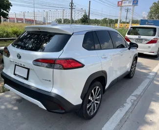 Hybride motor van 1,8L van Toyota Corolla Cross 2021 te huur op luchthaven Bangkok Don Muang.