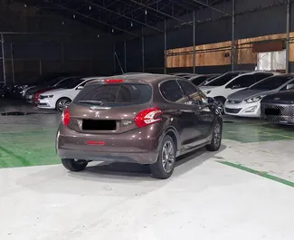 Diesel motor van 1,6L van Peugeot 208 2014 te huur op de luchthaven van Tirana.