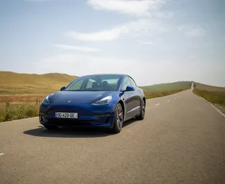 Vooraanzicht van een huurauto Tesla Model 3 in Tbilisi, Georgië ✓ Auto #11685. ✓ Transmissie Automatisch TM ✓ 0 beoordelingen.